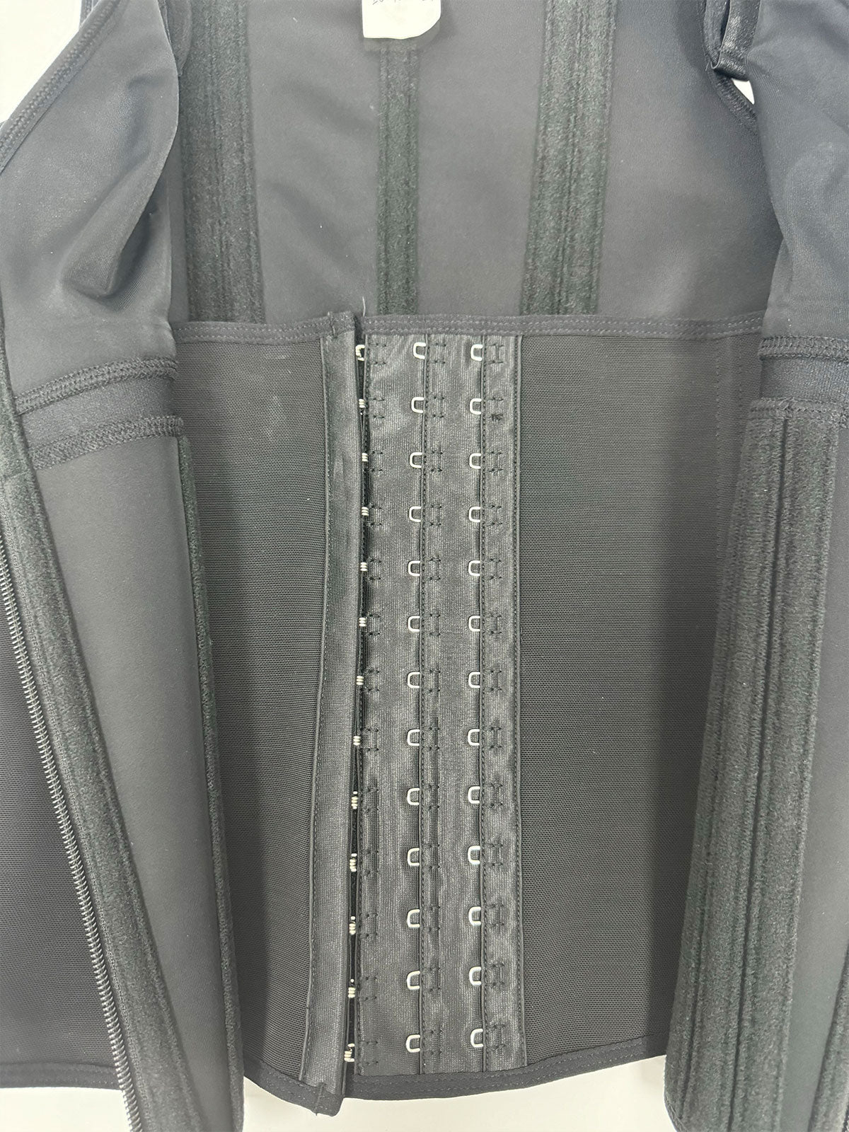 Chaleco de látex con corsé y sujetador